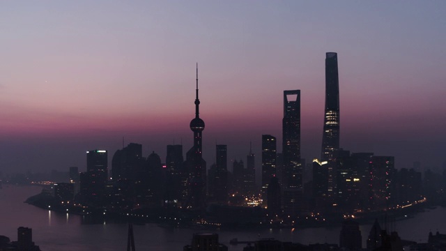 T/L PAN无人机在黎明俯瞰上海天际线，从夜晚到白天/上海，中国视频素材