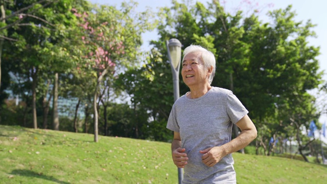 年长的亚洲人在户外运动视频素材