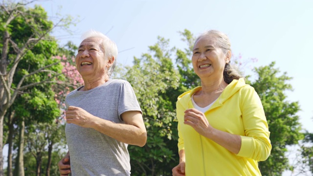 活跃的亚洲老人和女人在户外慢跑视频下载
