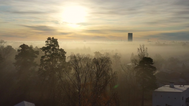 索伦图纳雾蒙蒙的秋天，从无人机上看，日出视频下载