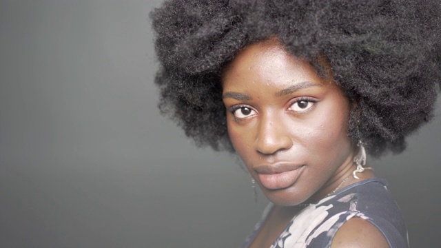 画室里一个头发自然的年轻女人视频素材