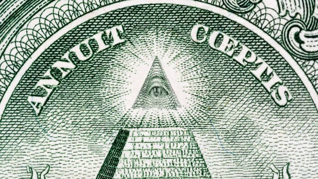 创意4k视差视频的细节1美元纸币与旋转的眼睛在金字塔的顶部。宏观的观点。视频素材