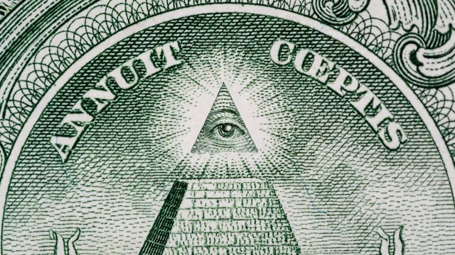 创意4k视差视频的细节1美元纸币与旋转的眼睛在金字塔的顶部。宏观的观点。视频素材