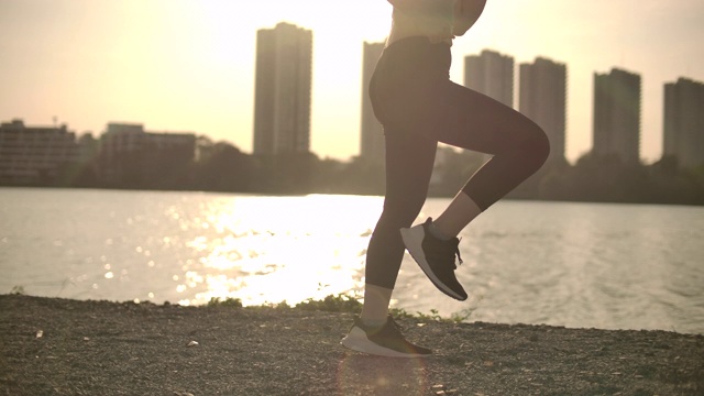 慢动作亚洲妇女在城市锻炼视频素材