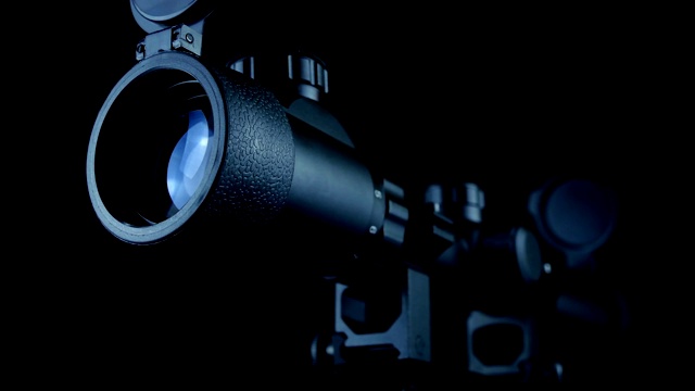 在暗室中传递狙击步枪视频素材