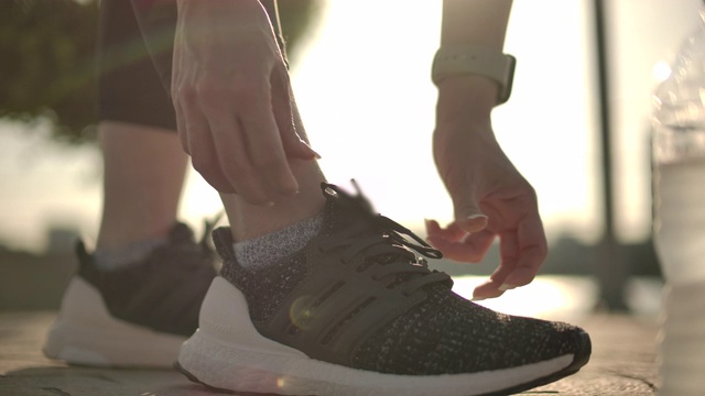 慢动作运动女人系鞋带视频素材