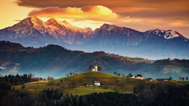 斯洛文尼亚Kamnisko Savinjske Alpe的4K时间流逝教堂视频下载