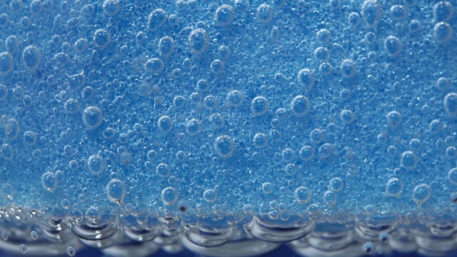蓝色海绵，用于洗碗近距离在水中水下。洗碗理念，洁净度，选择性宏观重点视频素材