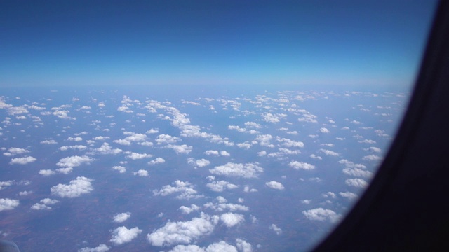 透过飞机窗口观看天空和云。视频素材