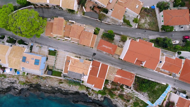 从上到下的鸟瞰图，飞越一个地中海旅游小镇的屋顶视频素材