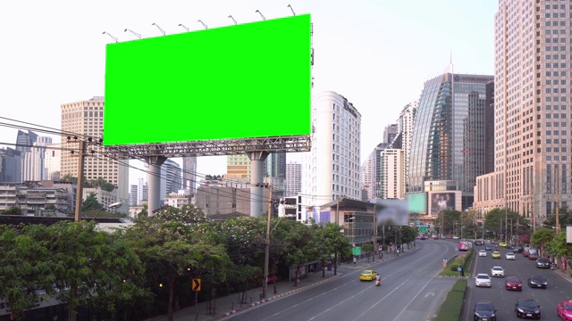 以城市交通为背景的广告牌绿幕。泰国曼谷。4 k决议。视频素材