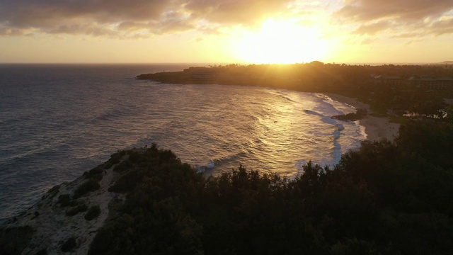 日落时考艾岛的海岸线视频下载