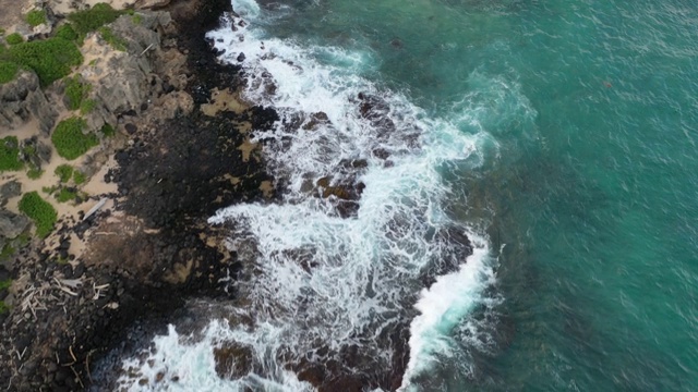 沿夏威夷海岸向前空中飞行视频下载