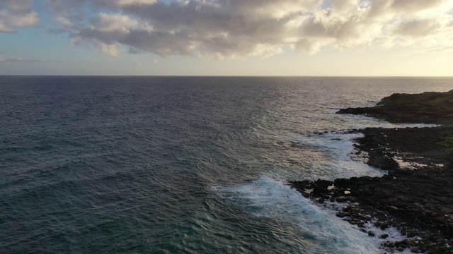 日落时夏威夷海岸的白浪视频下载