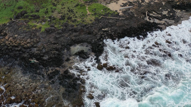 夏威夷考艾岛岩石上的海浪视频下载