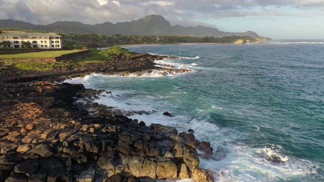 鸟瞰图的岩石夏威夷海岸线视频下载