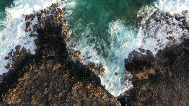 夏威夷考艾岛海岸上的波浪视频下载