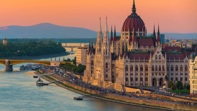 布达佩斯城市的天际线与匈牙利议会和链桥在多瑙河，日日夜夜的时间流逝，布达佩斯，匈牙利视频下载