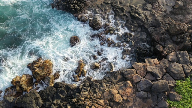 鸟瞰图，太平洋海浪沿夏威夷岩石视频下载