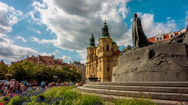 捷克共和国，布拉格，老城中心，简胡斯纪念碑，游客行走和移动的云的时间流逝视频素材