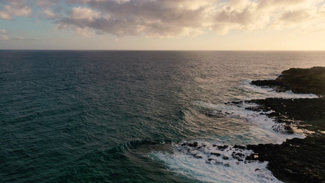 在考艾岛的夏威夷海岸，夕阳的黄金时刻视频下载