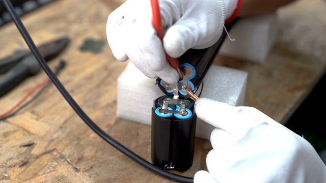 锂离子电池维修。纯电动汽车概念视频下载