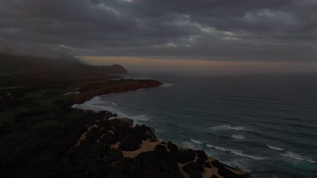夏威夷海岸线在黄昏显示太平洋海浪旁边的绿色山脊视频下载
