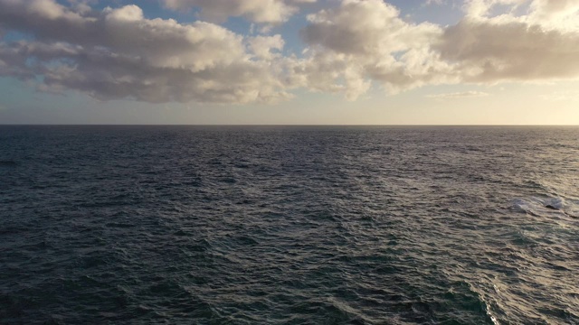 夏威夷岩石海岸日落夏威夷群岛度假场景视频下载