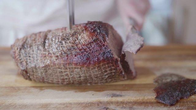 手切烤牛肉在木砧板上视频下载