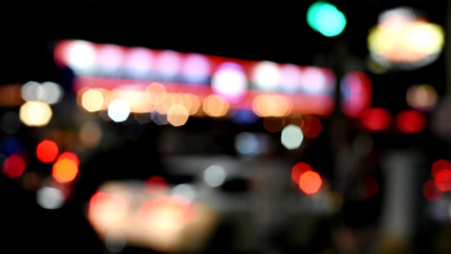 从路边的汽车和商店，五颜六色的散景灯视频下载
