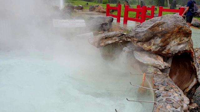 参观泰国清迈省的San Kham Pang村的温泉池视频下载
