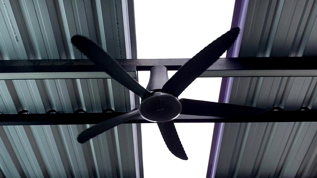 风扇叶片在天花板上旋转视频下载