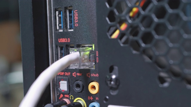 手动插拔电脑端口usb 3线、局域网线、音频线和麦克风线。视频下载