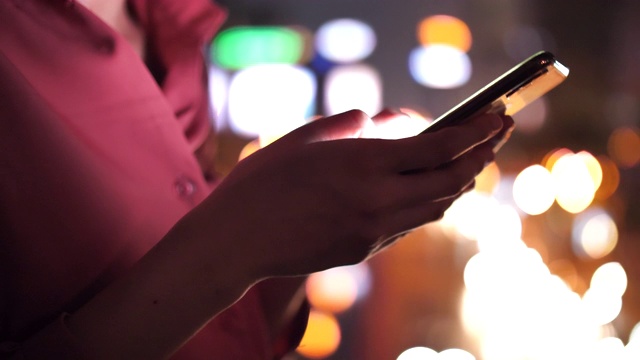 女人的手使用垂直黑色智能手机在夜间股票视频视频素材