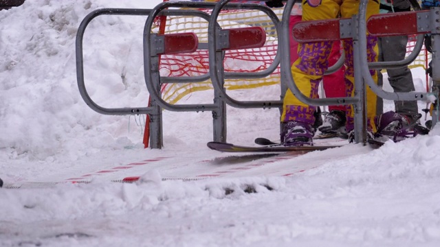 滑雪者通过滑雪缆车的旋转门。滑雪椅的入口是供滑雪者升降的视频下载