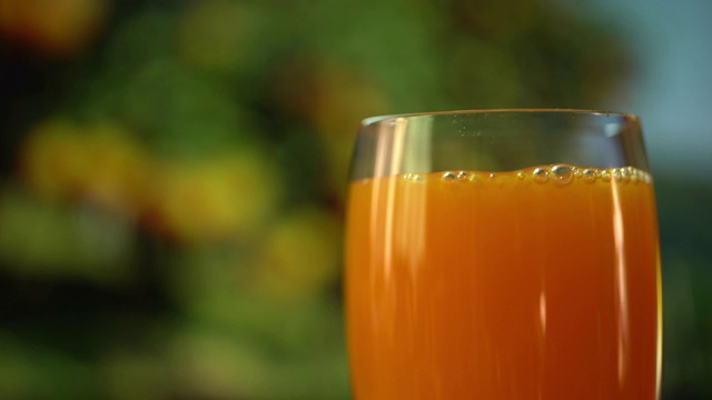 将橙汁倒入玻璃杯中视频素材