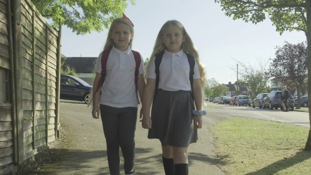 双胞胎女孩步行去学校视频下载