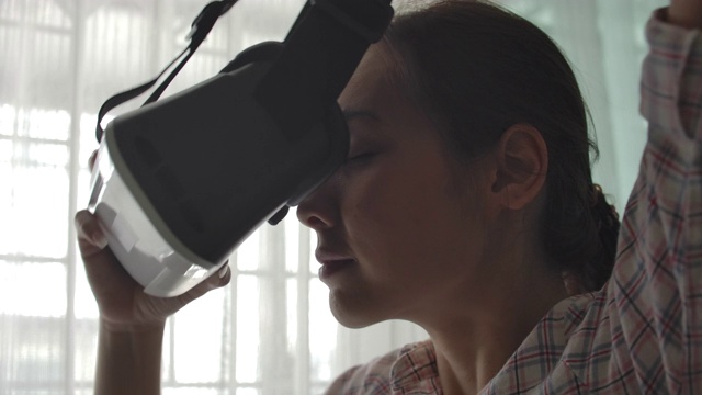 亚洲女性佩戴VR眼镜视频素材