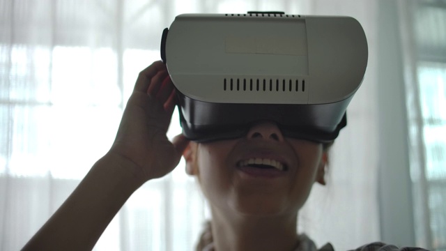 亚洲女性在家里使用VR眼镜视频素材