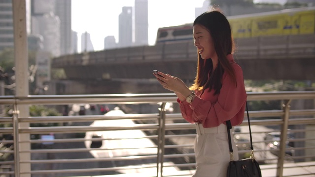 在城市上班的女性用智能手机发短信视频素材