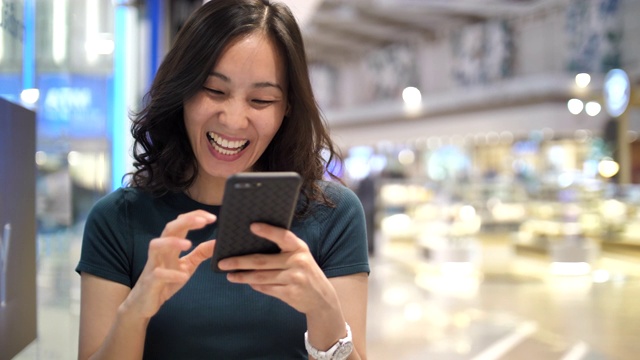亚洲女性使用智能手机获胜概念庆祝成功视频素材
