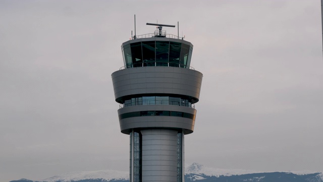 保加利亚索菲亚机场空中交通管制塔的4k 10bit特写视频素材