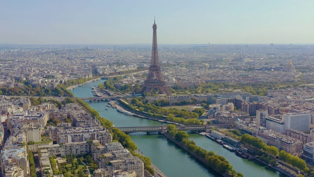 2019年5月，法国巴黎——无人机拍摄的历史名城中心和埃菲尔铁塔视频素材