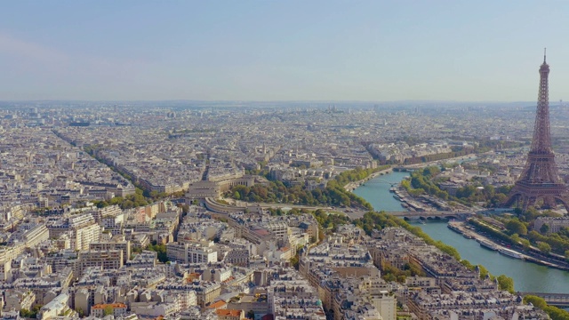 2019年5月，法国巴黎——无人机拍摄埃菲尔铁塔和塞纳河的历史市中心。视频素材