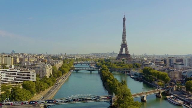 2019年5月，法国巴黎——无人机拍摄埃菲尔铁塔和塞纳河的历史市中心。视频素材