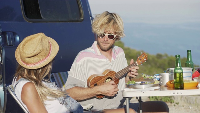 男人为女朋友弹吉他对抗迷你货车视频下载