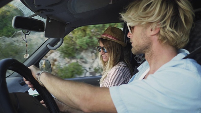 在公路旅行中，一个男人和他的女朋友开车视频下载