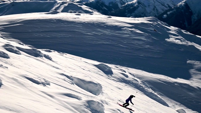 在一个阳光明媚的日子滑雪视频下载