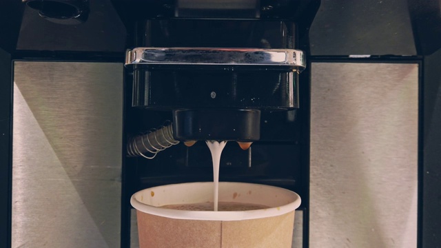 自动咖啡机完成倒咖啡到一个杯子视频下载