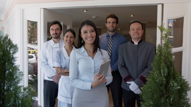 快乐的拉美员工团队在一家酒店面对镜头微笑视频下载